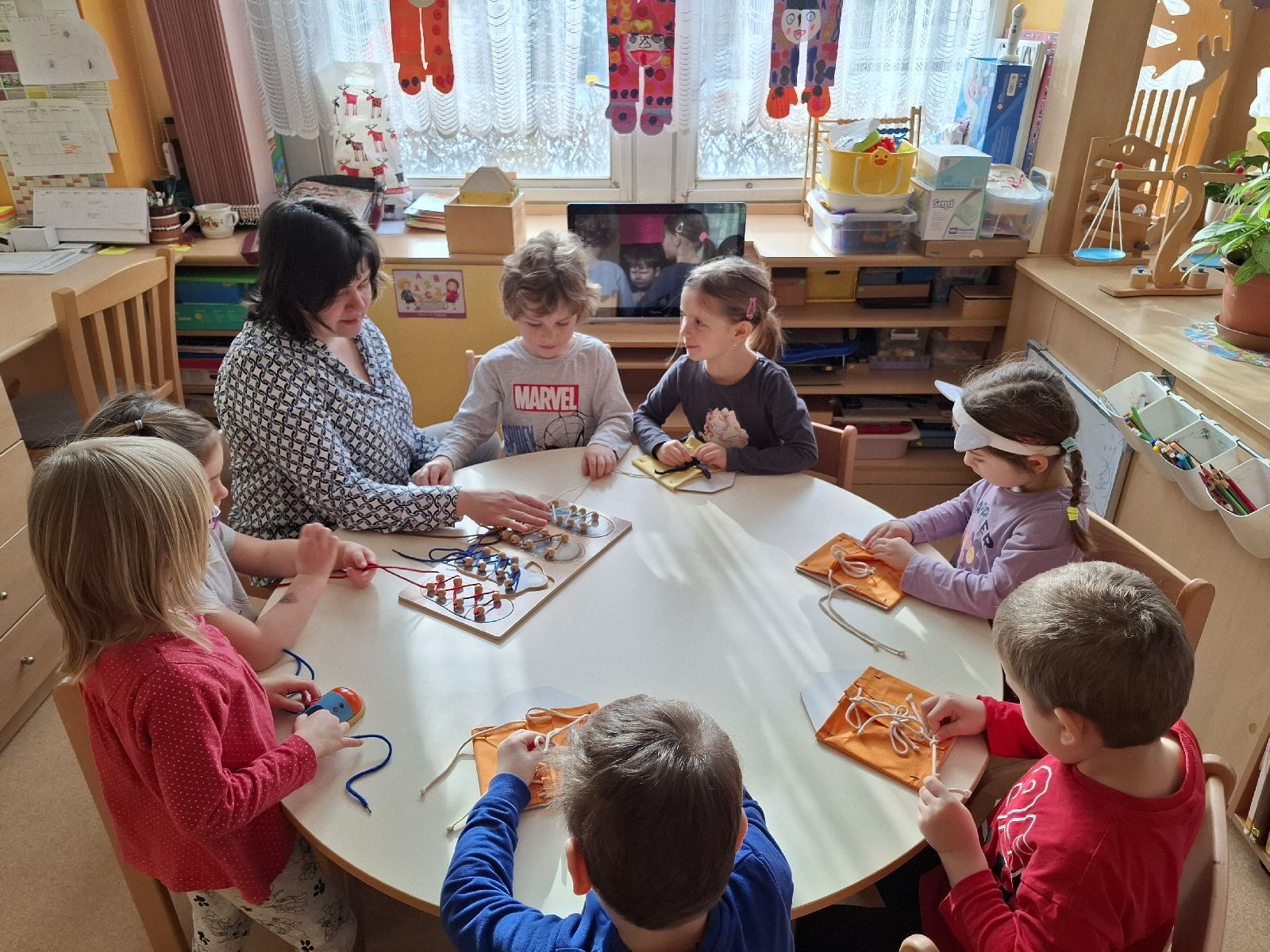 obrázek zpráva Učíme se vázat tkaničky